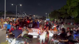 קהל גדול של אנשים בקראקס קיבל את קבלת הפנים מרעישה למנהיגת האופוזיציה של ונצואלה, מארי קורינה מצ'אדו, שחזרה…