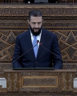 "לאחר שחרור מולדתנו והשבת החופש שלנו, כולנו נעבור לגיבוש המדינה". הנשיא אחמד אל-שרעא בנאום בפני חברי אספת ה…