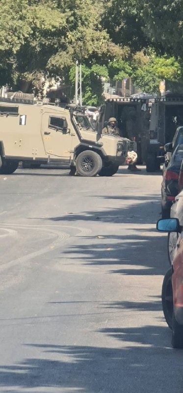 כוחות הכיבוש עוצרים צעיר מתוך בית החולים המתמחה בשכם