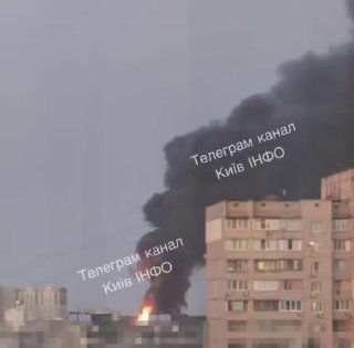 В Дарницком районе Киева «обломки ракеты упали на открытой местности», «также произошло возгорание складского помещения», написал мэр Кличко.