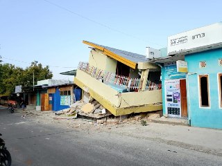 В Индонезии произошло землетрясение магнитудой 7,7, погибли не менее 38 человек, сообщают местные власти.Серьезные повреждения получили, в частности, более 50 домов, пять медицинских учреждений и шесть правительственных зданий, в прибрежных районах была об