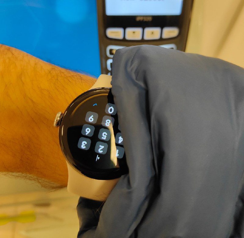 Умные часы с mir pay или платежный браслет?Если оплачивать сумму, которую платежная система считает подозрительной, надо вводить пин-код. На часах это неудобно, маленькие кнопки, особенно, когда мешает куртка. Если поменять ориентацию часов, то mir pay, который официально не адаптирован, ещё и не захочет переворачиваться вслед за часами. В итоге оплатил платежным браслетом: кошелёк в бассейн не беру.