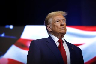 Трамп призвал менять власть в Иране — после обвинений со стороны Хаменеи. По словам президента США, при нынешнем руководстве страна "разрушена" и живёт на минимальном уровне.Дональд Трамп заявил, что Хаменеи как лидер "убивал тысячи людей ради удержания ко