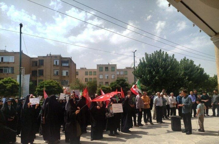 شبکه اطلاع رسانی دانا: 🔺شماری از بانوان در اراک پیش ازظهر شنبه در تجمعی مقابل ساختمان استانداری مرکزی ، خواستار پیگیری اجرای قانون عفاف و حجاب 