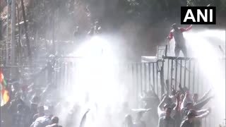 המשטרה משתמשת בתותחי מים על מפגיני קונגרס באוטרקהאנד המשטרה השתמשה בתותחי מים כדי לפזר את מנהיגי הקונגרס וה…
