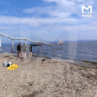 Аварийный мост с детьми обрушился у пляжа в бухте Муравьиной в Приморье.Обрушение произошло в тот момент, когда на нём находилось около 20 человек, в том числе дети. Со слов очевидцев, перед обрушением с переправы прыгали дети. Сразу после падения конструк