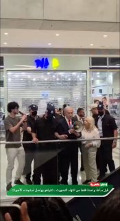 שעה אחת בלבד לפני סיום ההצבעה נתניהו ממשיך להתחנן להצבעות נתניהו הלך למרכז מסחרי ליד ירושלים, וביקש מהמתנחל…