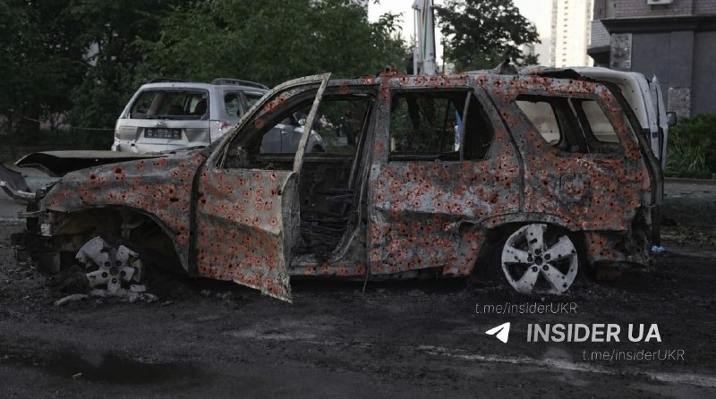 Автомобіль у Києві уражений шрапнеллю російської ракети: шанси вижити в епіцентрі відсутні