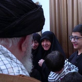🎦 פגישת המשפחות ההרוגות כרבסי ואווד בשני בנובמבר 1403 עם מנהיג המהפכה שנהרג וסיפור השמות שכתבה בתו הצעירה…