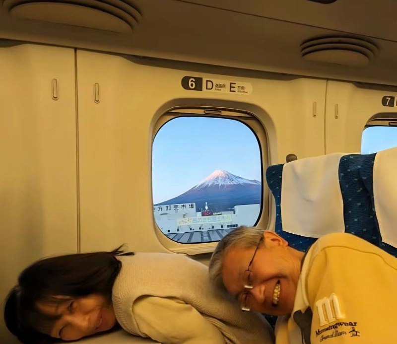 если бы во вкладыше Love is было больше места для текста, там была бы эта цитата Эриха Фромма Что один человек отдаёт другому? Он отдаёт себя, само... - изображение 3 - своей, отдаёт, жизнью