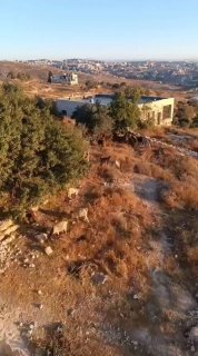 מתנחל מסתער עם הכבשים שלו סביב בית משפחת סוויס באזור חלאיאל אלאוז, דרומית לבית לחם, ומתעסק בסביבת הבית ושוב…