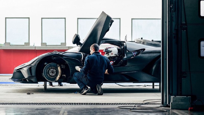 Гиперкар Bugatti Bolide получил самые большие карбоновые тормоза в истории 6