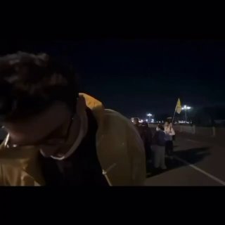 11月11日，知名美国网络主播哈桑·皮克尔在北京天安门广场直播升旗仪式。期间，他向直播观众展现了一张P过的毛泽东图片，几秒后立即遭到赶来的中国警察盘查。source感谢家人们投稿！🌸 投稿 👉 交流群 💬 备用群 🍒 VPN群