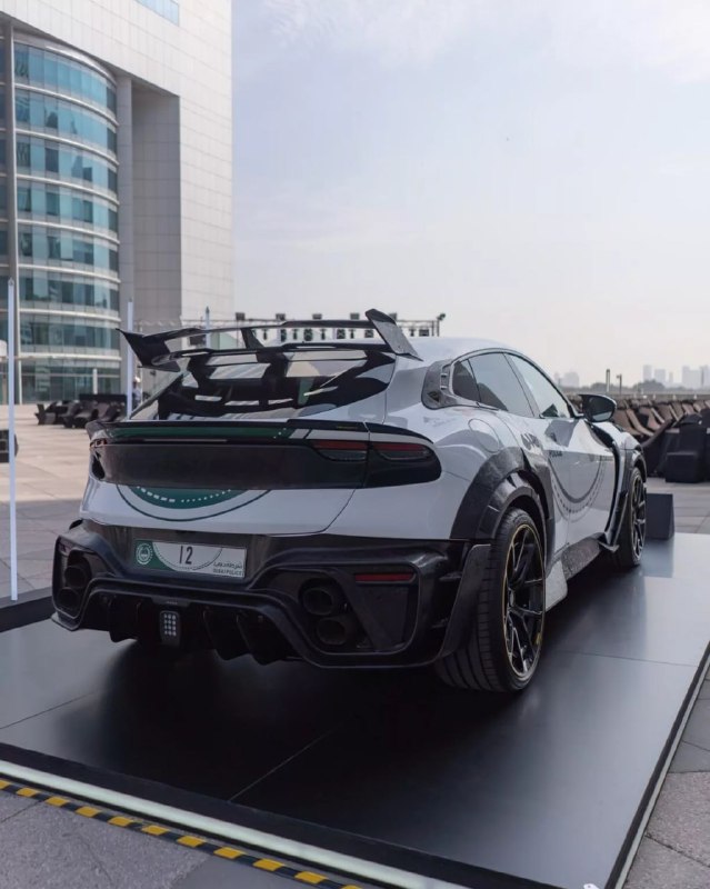 Ателье Mansory выпустило Ferrari для полиции Дубая — их автопарк пополнила модель Purosangue. 2