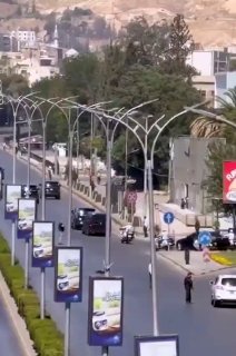 השיירה של נשיא צרפת מקרון עוזבת את מלון ארבע העונות דקות לפני הפיצוצים בדמשק, לכיוון ארמון העם.