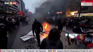 מפגיני שמאל קיצוני, והמון נושאי דגלי פלסטין, הקימו מחסומים והציתו שריפות כאשר פרצו עימותים אלימים עם המשטרה.