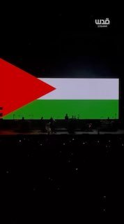 العلم الفلسطيني يزين مسرح فرقة موسيقية في ملبورن