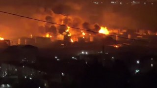 По черноморскому Туапсе вновь ударили беспилотники. Погиб мужчина, снова горит портТуапсе в ночь на 20 апреля снова атаковали беспилотники. Губернатор Краснодарского края Вениамин Кондратьев известил, что в результате ударов по порту погиб один мужчина, и 