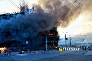 Россия нанесла масштабный удар по Киеву. Более 50 человек пострадали, двое погибли🔵 Киев. Этой ночью российская армия совершила масштабную ракетно-дроновую атаку на Киев. По последним данным, в результате удара погибли два человека, еще 56 получили различн