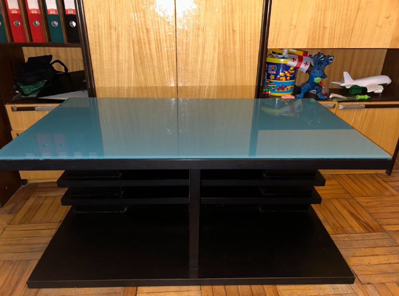 Продаётся журнальный стол со стеклянной поверхностью ( тяжеловатый ) . Цена 230 лари. — фото 1