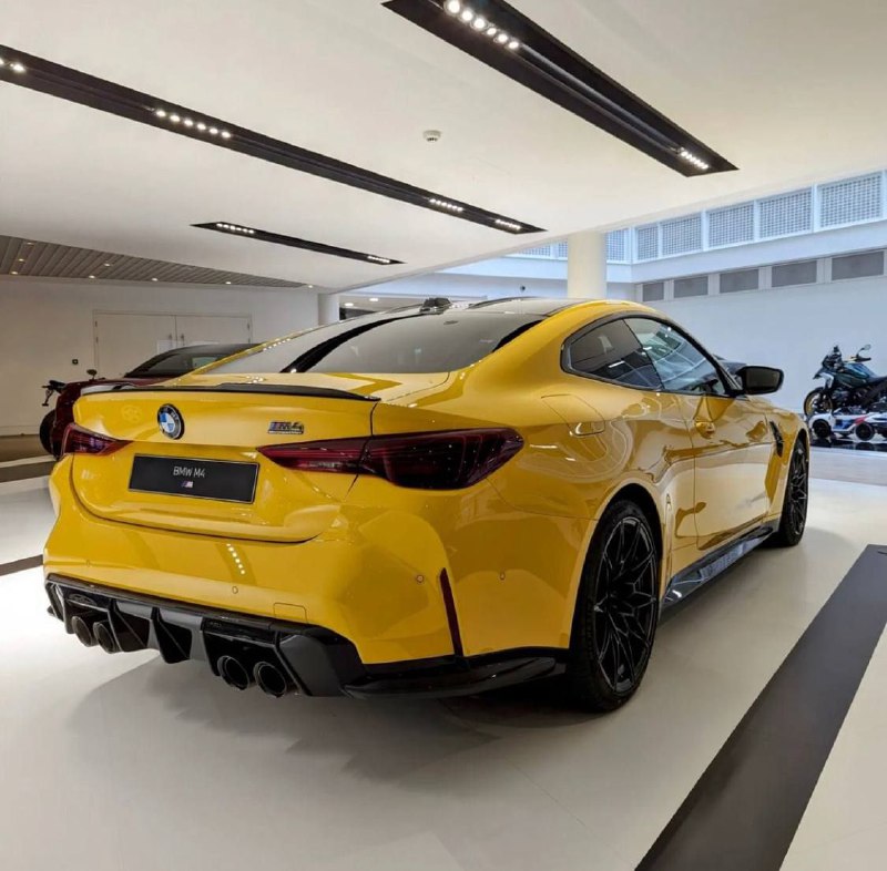 Новая M4 уже в автосалонах Европы. Данный аппарат в цвете Yellow Speed 4