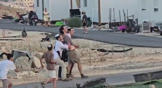 مستوطنون يختطفون ناشطاً أجنبياً في مسافر يطا