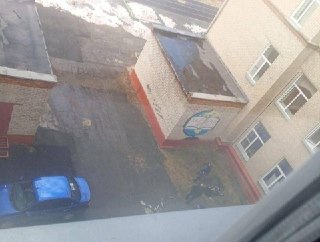 В Челябинске девятиклассник принес в школу пластиковый арбалет, газовый баллончик и сигнальный пистолет, из которого ранил одноклассницу.  Затем парень выпрыгнул в окно четвертого этажа, сломав обе ноги. «Ученики жалуются на першение в горле, видимо, распы