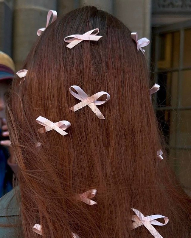 Бантики в волосах на вчерашнем показе Sandy Liang 🫶🏼Бантики в волосах на вчерашнем показе Sandy Liang 🫶🏼