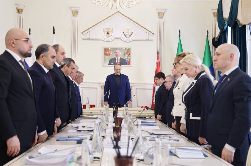 С минуты молчания в память о Герое Российской Федерации Муслиме Муслимове началось совещание под руководством главы Дагестана. фото