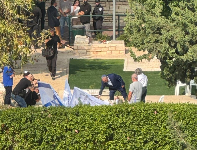 תרגום קודס ראש מפלגת ישר והמועמד לראשות ממשלת ישראל הבאה, איזנקוט, מבקר בקברו של בנו, שנהרג במהלך המלחמה בר…
