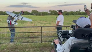 Разум управляет машиной. Буквально.Пациент Neuralink Алекс Конли, парализованный из-за травмы позвоночника, силой мысли поднял в воздух модель самолёта. Он не просто «подключился» к контроллеру, но и сам написал код для этого, используя чип.Ранее Алекс с д