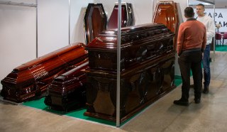 В России растет спрос на фальш-кремациюВ России все более востребованными становятся услуги фальш-кремации, рассказал владелец группы компаний Ritual.ru Олег Шелягов в интервью «Коммерсанту». Такой формат предполагает, что прощание с умершим происходит в р