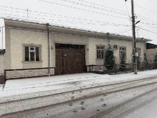 Уй сотилади 8 сотих. 7 та хона. Пишган гиштдан курилган. Падвали бор.