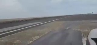 לוחמים חות'ים צולמו על המסלול של נמל התעופה הבינלאומי מוחה לאחר שכבשו את העיר.