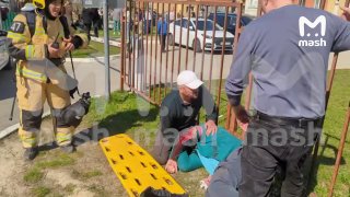 ВСУ ударили беспилотниками по многоэтажке рядом с единственной мечетью в Чебоксарах — пострадал мужчина 45 лет и 60-летняя пенсионерка. Служители мечети сразу выбежали помогать раненым, тех унесли на носилках и госпитализировали. Бабушка долго не могла спу
