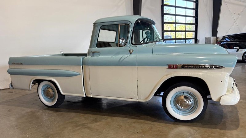 Американцы не шутят с классикой — эта 1959 Chevy Apache с 4-ступкой и двухцветно