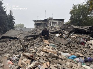 Семь человек, в том числе трое детей, погибли в результате ударов по Запорожью, еще десять человек пострадали, сообщили местные власти.«В результате падения российской авиабомбы был полностью разрушен подъезд трехэтажного дома, также повреждены другие здан
