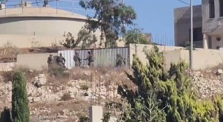 משהד נוסף: כוחות הכיבוש עוצרים מספר צעירים כשהם מתעמתים עם מתנחלים בכפר טל, מדרום-מערב לשכם.