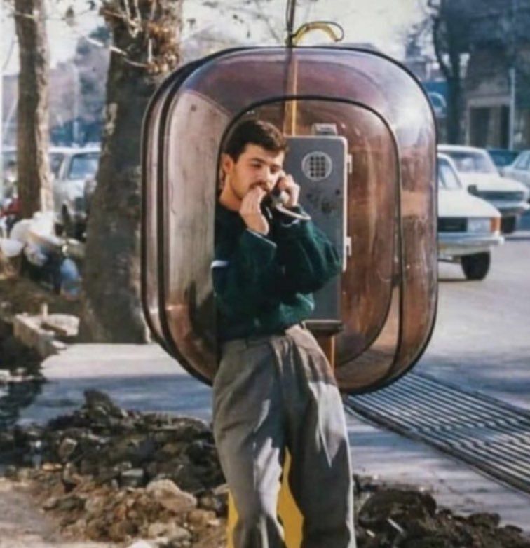 خنده بازار 🌹: کسی که پشت خطه یه دختر سیبیلوئه که یه مانتو اپل دار تنشه با مقنعه شتری :))channel ➣ @manmanoo