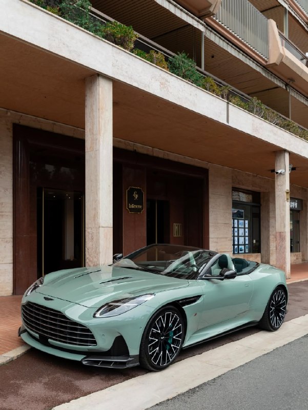 Недавно в Монако был представлен новый DB12 S.