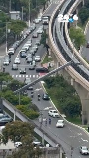 🇮🇱 מנוף קרס אמש על מסילת רכבת עילית במרכז סאו פאולו בברזיל. הרכבת פגעה במנוף והוא נפל על הכביש הסואן למטה…