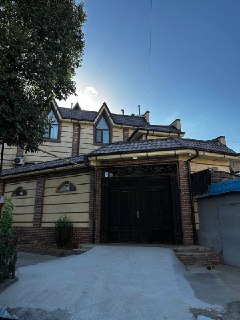 3-қаватли кирпичдан қилинган уй мебел ва техникалар билан сотилади.