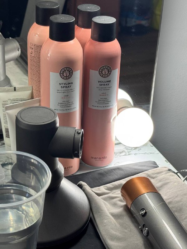 Проголосовало 60 человек, и из них всего лишь 19% выбрали инструмент, который я выбрала для работы с прической Софии.Выбор инструмента зависел от стиля и от того, как должна лежать укладка в течение дня. В нашем случае — это небрежная ретро-укладка, которая подчеркивает феминность и сексуальность. Стойкость на сутки не требуется.В переписке София предложила добавить накладные волосы, и я задумалась… Большой объем волос на голове всегда был желанным качеством для всех и причиной для зависти. Для меня лично густые волосы — это символ дикой сексуальности и внутреннего потенциала человека. Что-то на животном, но я так чувствую. Мне понравилась эта идея. Мы нарастили объем, я бы даже сказала — гриву.Сама укладка технически выполнена в классическом ретро-стиле. Инструментом для накрутки стал стайлер Dyson с тонкой насадкой для локонов. Почему именно он? Помним, что укладка должна быть небрежной: стайлер хорошо справляется с задачей создать «идеальные локоны», но еще лучше — эти локоны выглядят после него, слегка теряя в накрутке и становясь расслабленными, естественными.Почему не использовали другие инструменты:— накрутка на бигуди занимает много времени, которого у нас не было;— круглый стайлер/плойка дают слишком стойкий результат, а нам не нужны «кудри на все бабки». Если использовать их с коротким временем нагрева (например, держать две секунды), результат будет ненадежным для клиентской укладки на мероприятие.P.S. обожаю моделирующий термозащитный спрей Maria Nila — сухой и с хорошей фиксацией локона (Shaping Heat Spray)Проголосовало 60 человек, и из них всего лишь 19% выбрали инструмент, который я выбрала для работы с прической Софии.Выбор инструмента зависел от стиля и от того, как должна лежать укладка в течение дня. В нашем случае — это небрежная ретро-укладка, которая подчеркивает феминность и сексуальность. Стойкость на сутки не требуется.В переписке София предложила добавить накладные волосы, и я задумалась… Большой объем волос на голове всегда был желанным качеством для всех и причиной для зависти. Для меня лично густые волосы — это символ дикой сексуальности и внутреннего потенциала человека. Что-то на животном, но я так чувствую. Мне понравилась эта идея. Мы нарастили объем, я бы даже сказала — гриву.Сама укладка технически выполнена в классическом ретро-стиле. Инструментом для накрутки стал стайлер Dyson с тонкой насадкой для локонов. Почему именно он? Помним, что укладка должна быть небрежной: стайлер хорошо справляется с задачей создать «идеальные локоны», но еще лучше — эти локоны выглядят после него, слегка теряя в накрутке и становясь расслабленными, естественными.Почему не использовали другие инструменты:— накрутка на бигуди занимает много времени, которого у нас не было;— круглый стайлер/плойка дают слишком стойкий результат, а нам не нужны «кудри на все бабки». Если использовать их с коротким временем нагрева (например, держать две секунды), результат будет ненадежным для клиентской укладки на мероприятие.P.S. обожаю моделирующий термозащитный спрей Maria Nila — сухой и с хорошей фиксацией локона (Shaping Heat Spray)