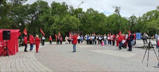 Около ста жителей Тюмени вышли на митинг против снятия коммуниста Николая Бондаренко с выборов в ГосдумуОколо ста человек вышли в Тюмени на митинг против снятия кандидата от КПРФ Николая Бондаренко с выборов в Госдуму. Об этом сообщает «7х7».Акция прошла в