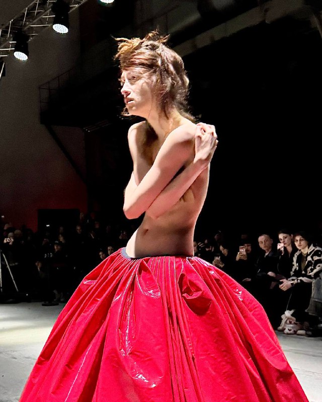 Непросто рассматривать работу дизайнеров, когда пристально наблюдаешь за прическами моделей 🌝Питерские стилисты показали большое количество распущенных волос с косами и взлохмаченные текстурыНепросто рассматривать работу дизайнеров, когда пристально наблюдаешь за прическами моделей 🌝Питерские стилисты показали большое количество распущенных волос с косами и взлохмаченные текстуры