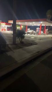 ערב שישי שגרתי בתחנת דלק גלש במהירות לכאוס מוחלט כאשר ניסיון סגן מקומי לעצור אדם ירד לחלוטין מהפסים. בעקבות…