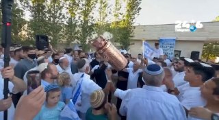 🇮🇱 הכנסת ספר תורה בעלי לזכר 33 בוגרי המוסדות שנפלו במלחמה, ובהשתתפות המשפחות השכולות.