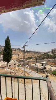 מתנחלים מסתערים על הכפר חלאייל אל-לוז, דרומית לבית לחם.