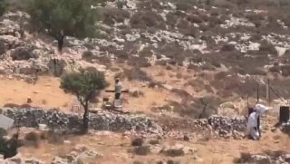مستوطنون يسرقون ممتلكات أهالي برقا شرق رام الله