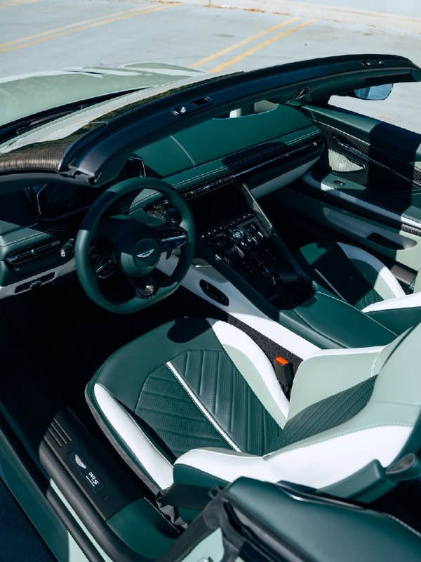 Aston Martin  DB12 S Volante 4